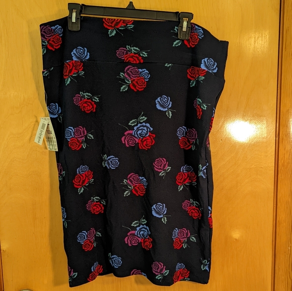 NWT LuLaRoe 2XL Cassie Navy background - Picture 7 of 7